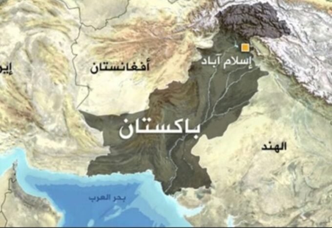 خريطة توضح الحدود بين باكستان وأفغانستان مع إشارة لمناطق التوتر أو قوات عسكرية.