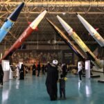 تداعيات تصريحات ترامب: قلق دولي وتوترات إقليمية حول الملف الإيراني 6 خريطة العالم تظهر مناطق التوتر السياسي مع رموز تمثل القوى الكبرى مثل الولايات المتحدة وإيران وإسرائيل.