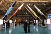 خريطة العالم تظهر مناطق التوتر السياسي مع رموز تمثل القوى الكبرى مثل الولايات المتحدة وإيران وإسرائيل.