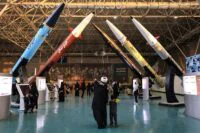 خريطة العالم تظهر مناطق التوتر السياسي مع رموز تمثل القوى الكبرى مثل الولايات المتحدة وإيران وإسرائيل.