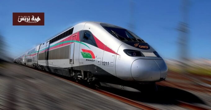 صورة لقطار البراق فائق السرعة في محطة مغربية خلال غروب الشمس، تعكس حركة النقل السككي في رمضان.