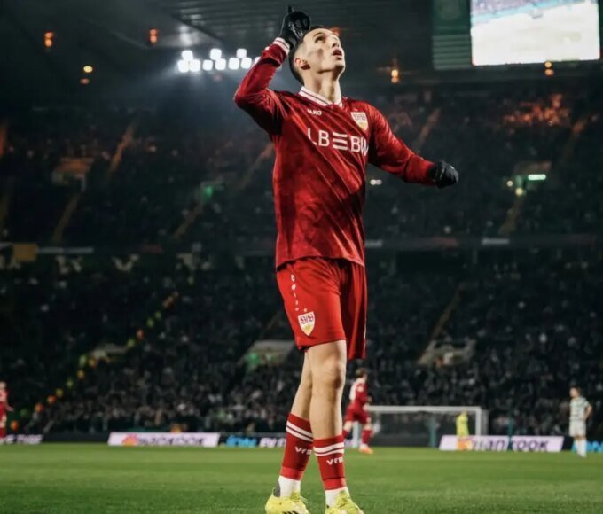 بلال الخنوس يحتفل بهدف مع فريقه شتوتغارت في مباراة الدوري الأوروبي ضد سيلتيك.