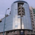 صورة لمبنى بورصة الدار البيضاء أو شاشة تداول تعرض مؤشرات الأسهم.