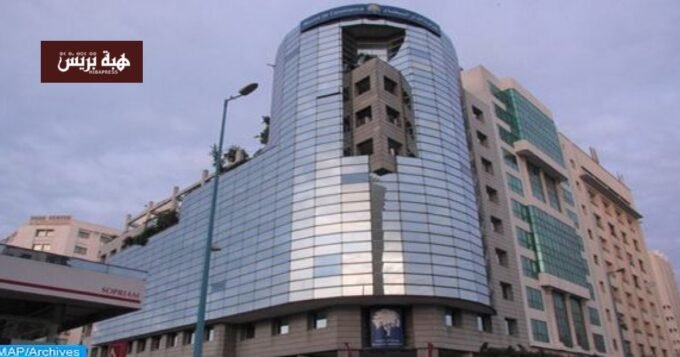 صورة لمبنى بورصة الدار البيضاء أو شاشة تداول تعرض مؤشرات الأسهم.