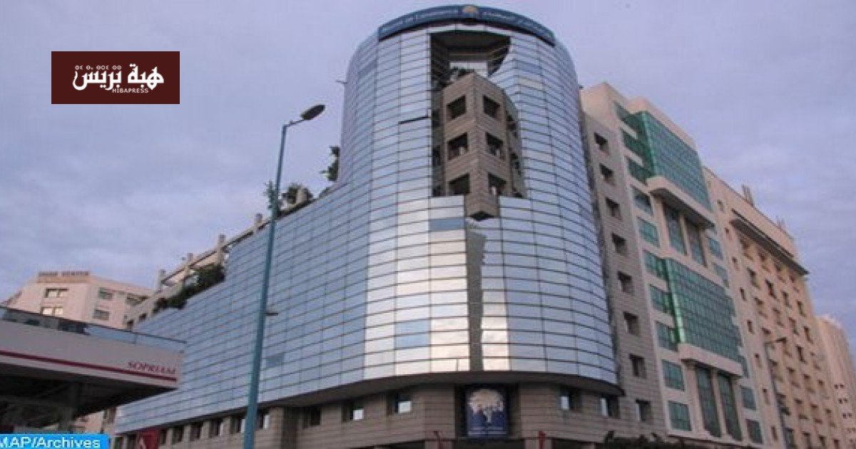 صورة لمبنى بورصة الدار البيضاء أو شاشة تداول تعرض مؤشرات الأسهم.