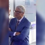 صورة بيل غيتس يتحدث في مؤتمر