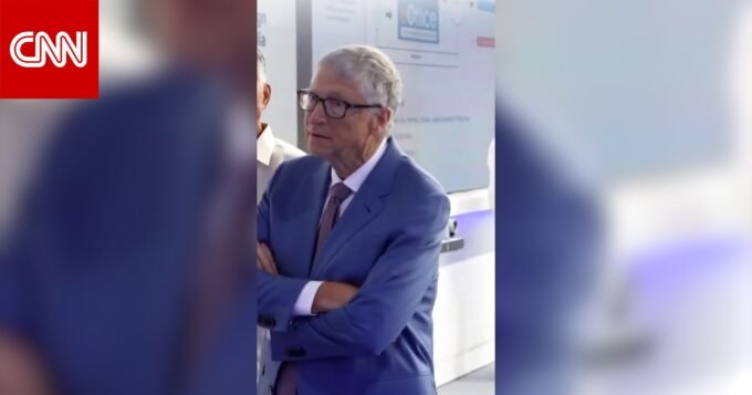 صورة بيل غيتس يتحدث في مؤتمر