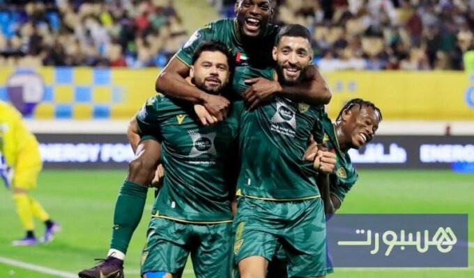 صورة للاعبين كريم البركاوي وطارق تيسودالي خلال مباراة في الدوري الإماراتي لكرة القدم