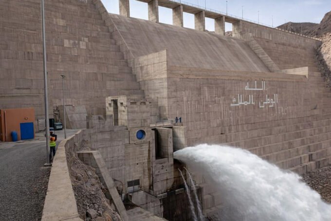 صورة لسد أكدز أو لعملية مد الأنابيب في إقليم زاكورة