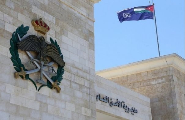 صورة لمجموعة من النزلاء المكرمين في مراكز الإصلاح والتأهيل وهم يتلقون شهادات نجاحهم في الثانوية العامة.