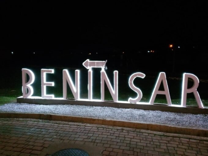 صورة جوية لمدينة بني أنصار تظهر أعمال تهيئة حضرية وتطور البنية التحتية