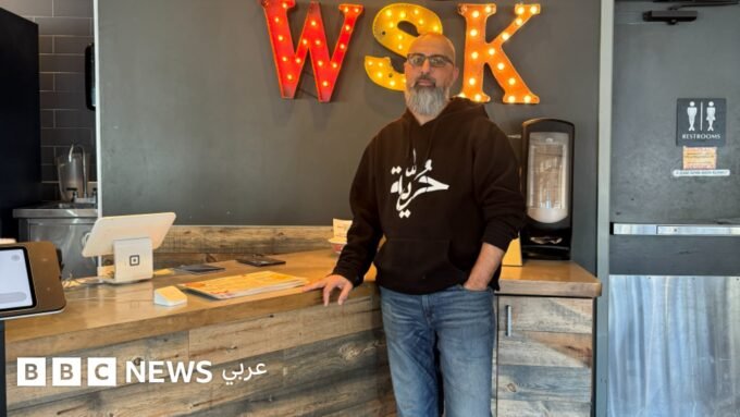 صورة لسائد أبو كرم، أمريكي من أصول فلسطينية، يعبر عن قلقه من مغادرة أمريكا.