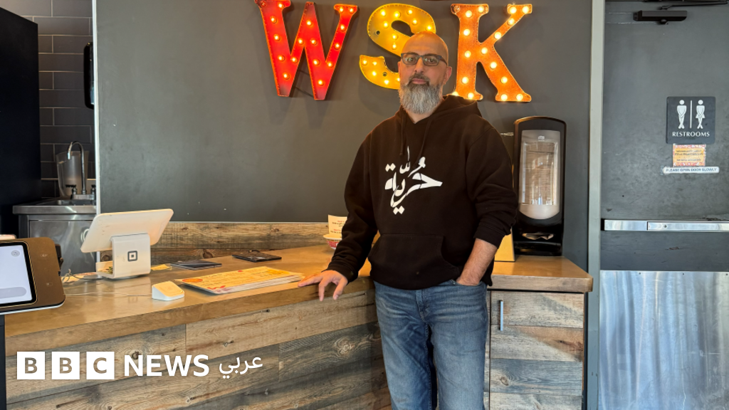 صورة لسائد أبو كرم، أمريكي من أصول فلسطينية، يعبر عن قلقه من مغادرة أمريكا.