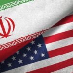 علم الولايات المتحدة وعلم إيران مع خريطة المنطقة