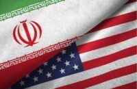 علم الولايات المتحدة وعلم إيران مع خريطة المنطقة