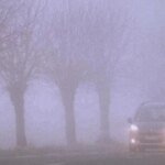 صورة توضيحية لضباب كثيف على طريق بالمغرب مع سيارات تسير بحذر