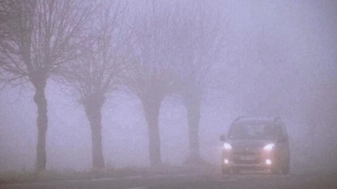 صورة توضيحية لضباب كثيف على طريق بالمغرب مع سيارات تسير بحذر