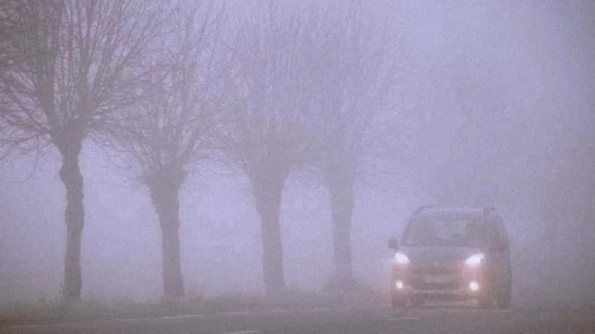 صورة توضيحية لضباب كثيف على طريق بالمغرب مع سيارات تسير بحذر