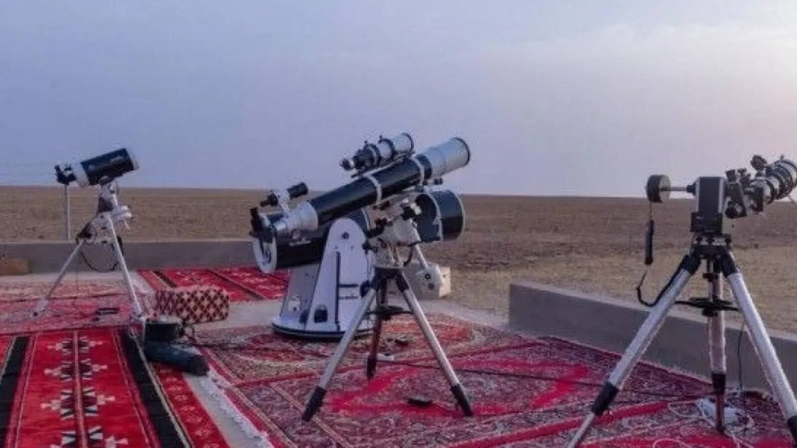 صورة فلكية توضيحية لغروب القمر مع الشمس، تظهر هلالاً رفيعاً