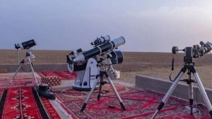 صورة فلكية توضيحية لغروب القمر مع الشمس، تظهر هلالاً رفيعاً