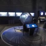 صورة لهلال رمضان يظهر في سماء المملكة العربية السعودية، مع إشارة إلى أهمية تحري الرؤية.