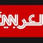 صورة تعبيرية لصحفي يقوم بالتحقيق وجمع المعلومات، مع شعار CNN بالعربية.