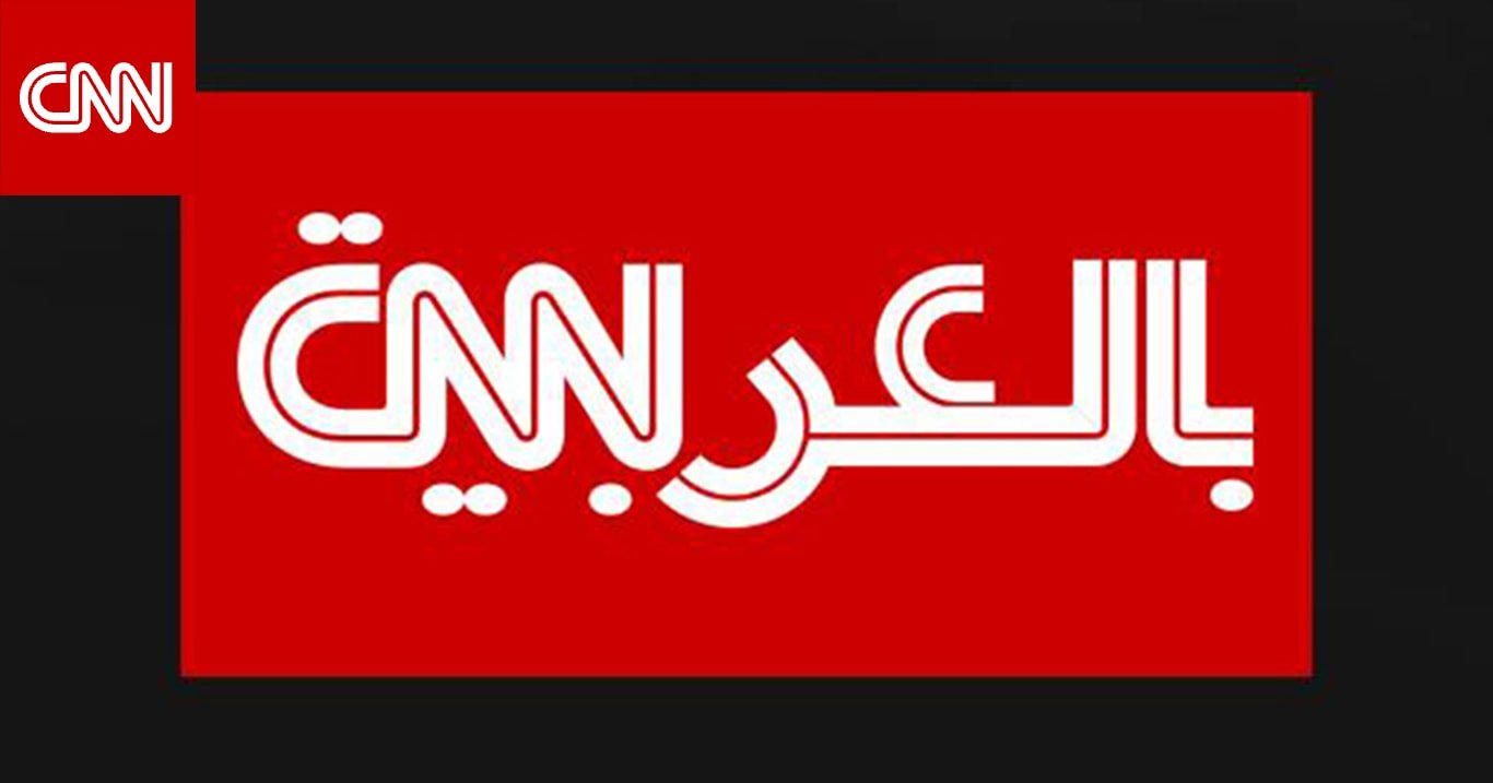 صورة تعبيرية لصحفي يقوم بالتحقيق وجمع المعلومات، مع شعار CNN بالعربية.