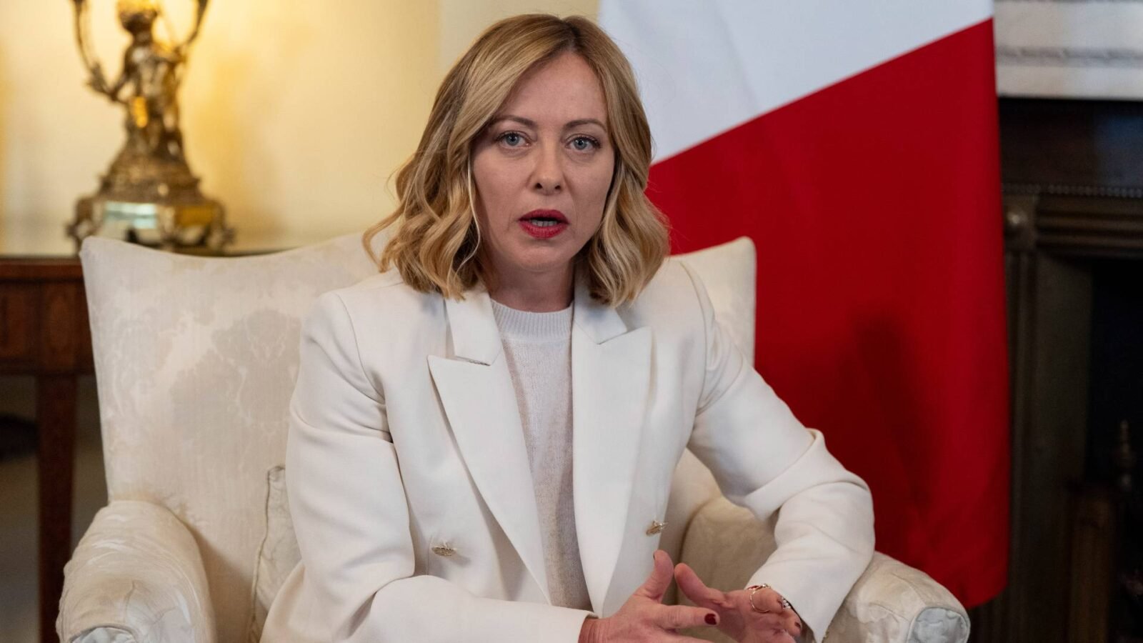 ميلوني تندد بتخريب السكك الحديدية في ميلانو قبيل الأولمبياد وتصف الفاعلين بـ"العصابات الإجرامية" 3 رئيسة الوزراء الإيطالية جورجيا ميلوني تتحدث عن تخريب السكك الحديدية في ميلان