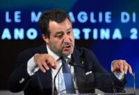 قطار إيطالي متوقف على سكة حديد متضررة بسبب أعمال تخريبية خلال الألعاب الأولمبية الشتوية