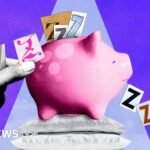 يد تمسك بحصالة نقود، ترمز إلى مفهوم "تخزين النوم" أو "ادخار النوم".