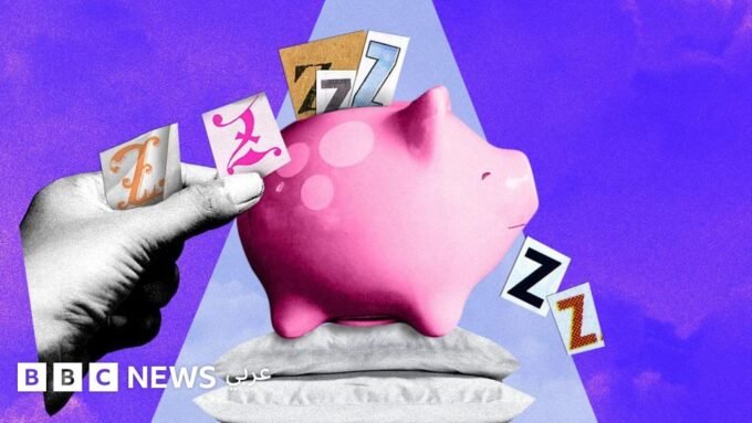 يد تمسك بحصالة نقود، ترمز إلى مفهوم "تخزين النوم" أو "ادخار النوم".