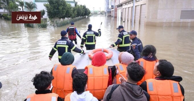 تلاميذ مغاربة يستفيدون من دروس في فصول دراسية مؤقتة بعد الفيضانات.
