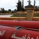 صورة تظهر وادي أم الربيع في خنيفرة مع فرق التدخل الميداني أثناء عمليات التأهب والاستعداد.