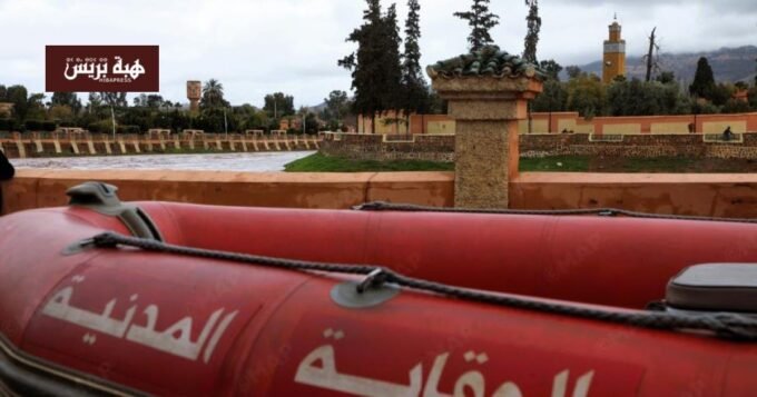 صورة تظهر وادي أم الربيع في خنيفرة مع فرق التدخل الميداني أثناء عمليات التأهب والاستعداد.