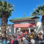 فيضانات سيدي قاسم: دواوير الخنيشات تنتفض مطالبة بالإنصاف وتعويض المتضررين 2 صورة لمسيرة احتجاجية لسكان دواوير الخنيشات المتضررين من الفيضانات في سيدي قاسم، تظهر مشاركة رجال ونساء وأطفال.