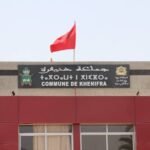 صورة لمقر جماعة خنيفرة أو لمجموعة من المواطنين خلال احتجاج.