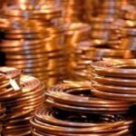 صورة توضيحية لسبائك معادن صناعية متراكمة في مستودع، تعكس حركة الأسواق العالمية.