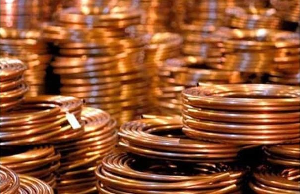 صورة توضيحية لسبائك معادن صناعية متراكمة في مستودع، تعكس حركة الأسواق العالمية.