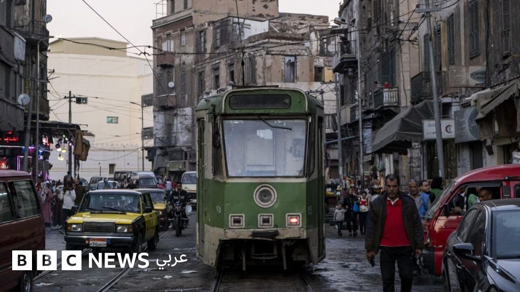 صورة لترام الرمل التاريخي في الإسكندرية، يظهر فيه خط السكك الحديدية وسط المدينة.