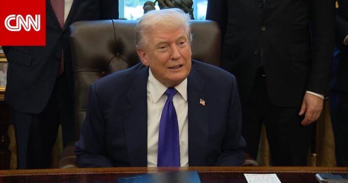 صورة لدونالد ترامب وتريفور نوح، ترمز للتوتر بين السياسة والكوميديا.