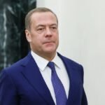 صورة لدميتري مدفيديف يتحدث خلال زيارة لوحدة عسكرية روسية