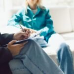 صورة توضيحية لدليل تشخيص الاضطرابات النفسية الجديد، يرمز للشمولية والتطور في فهم الصحة العقلية.