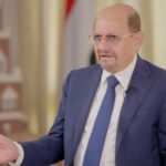 صورة للرئيس اليمني رشاد العليمي أو رئيس الوزراء شائع الزنداني خلال إعلان تشكيل الحكومة الجديدة.