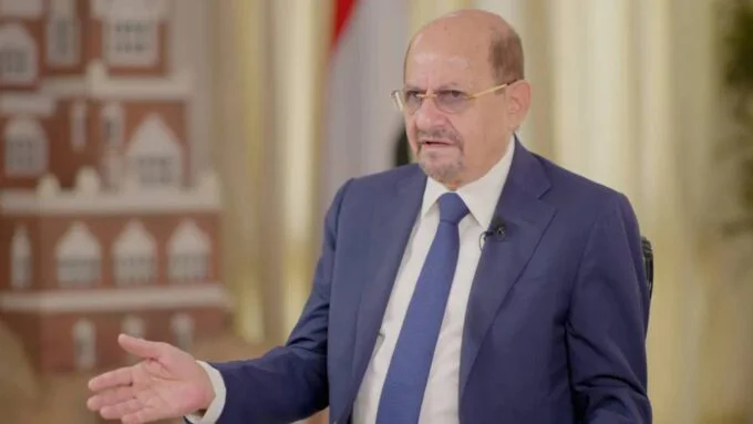 صورة للرئيس اليمني رشاد العليمي أو رئيس الوزراء شائع الزنداني خلال إعلان تشكيل الحكومة الجديدة.