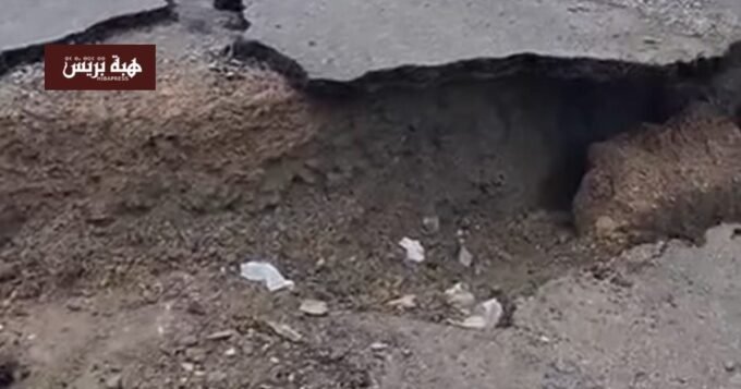 تصدعات خطيرة تهدد سلامة مستعملي الطريق الوطنية رقم 8 بالحسيمة 1 صورة تظهر تشققات واضحة على سطح الطريق الوطنية رقم 8 بإقليم الحسيمة، مع منازل سكنية أسفلها.