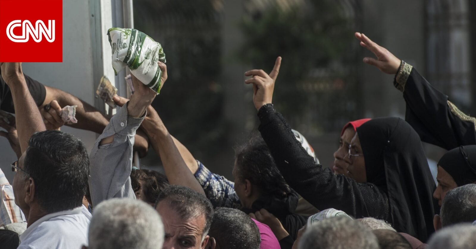 صورة لمصنع سكر أو أكوام من السكر المعبأ في مصر، تعكس وفرة الإنتاج.