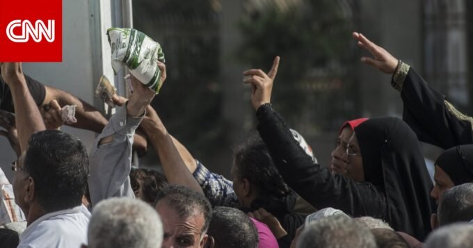 صورة لمصنع سكر أو أكوام من السكر المعبأ في مصر، تعكس وفرة الإنتاج.