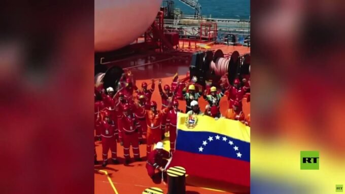 صورة لسفينة شحن غاز البترول المسال في ميناء فنزويلي، ترمز إلى بدء التصدير وتحدي العقوبات.
