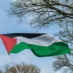 صورة لسفير أمريكي أو مسؤول فلسطيني تعبر عن التوتر الدبلوماسي