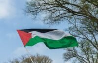 صورة لسفير أمريكي أو مسؤول فلسطيني تعبر عن التوتر الدبلوماسي